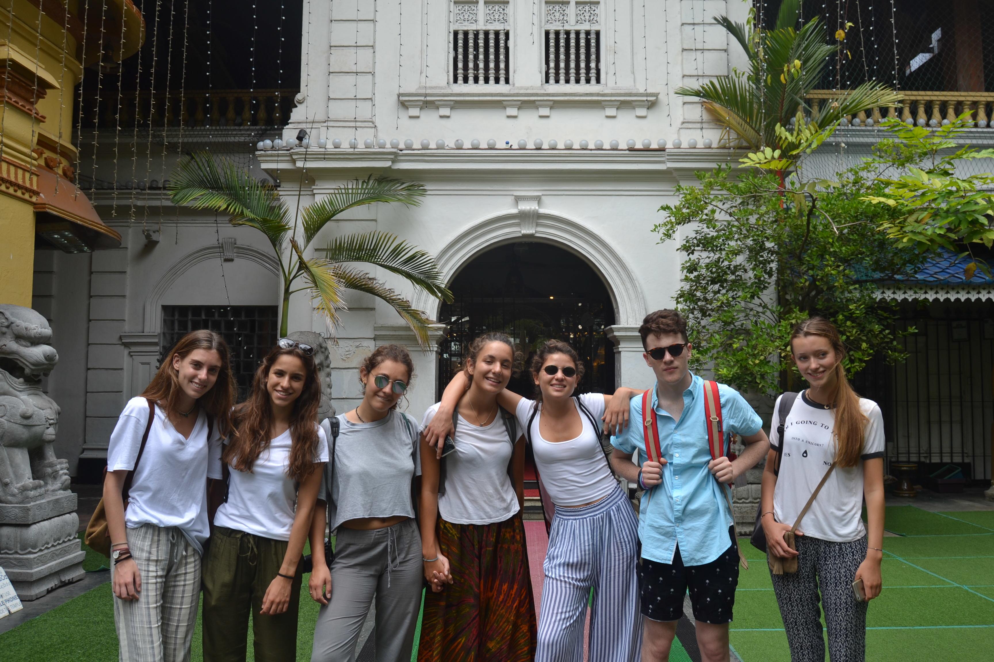 A group of teenagers prepare for their volunteer work in Sri Lanka through Projects Abroad High school students prepare to volunteer with children in Sri Lanka over their vacation